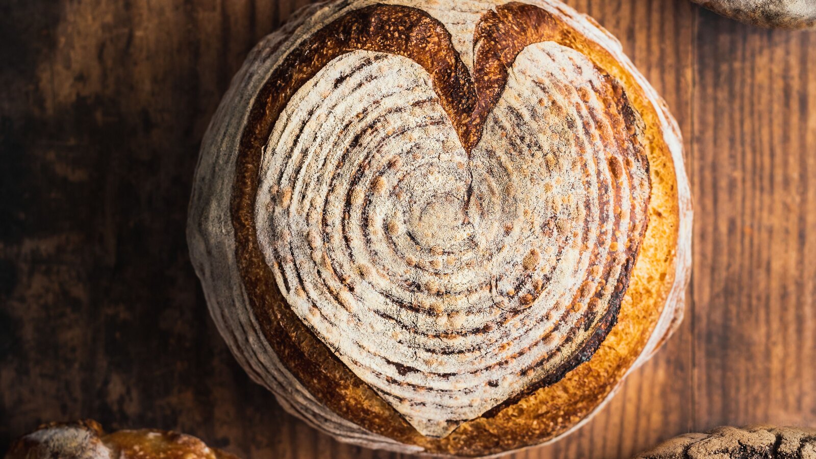 Frische Sauerteigbrote auf einem Holztisch in der Backstube